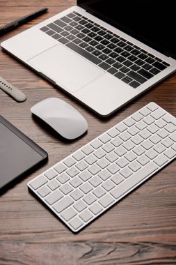 kısmi görünümünü çeşitli aygıtları üzerinde grafik tasarımcı çalışma alanı