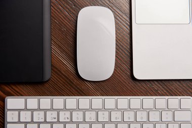 laptop kablosuz fare, grafik tablet ve klavye ile kısmi görünümünü ahşap tablo
