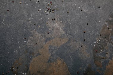 gri mermer zemin üzerinde dağınık tuz ve yenibahar üstten görünüm