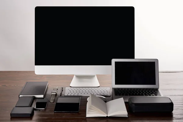 Monoblock Computer Mit Verschiedenen Gadgets Auf Holztisch Isoliert Auf Grau — Stockfoto