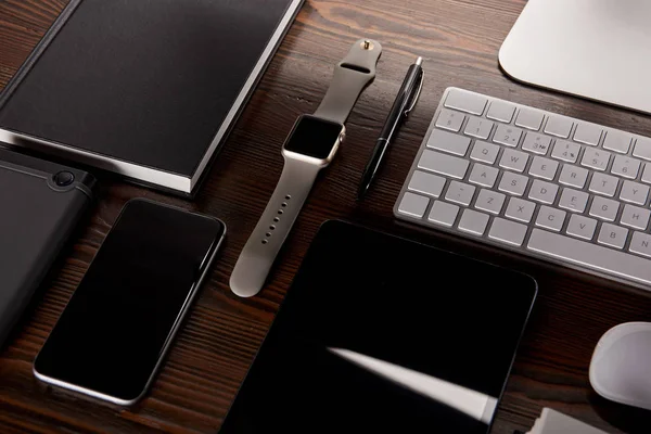 Close Shot Van Moderne Werkplek Met Verschillende Apparaten Houten Bureau — Stockfoto