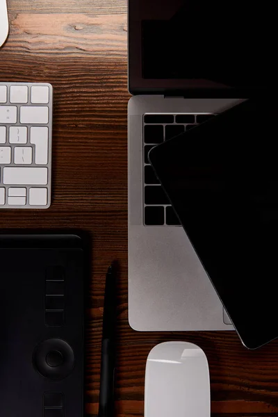 Bovenaanzicht Van Diverse Gadgets Afbeeldingen Tablet Houten Tafel — Stockfoto