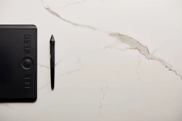 Grafisch Tablet Witte Marmeren Oppervlak Bovenaanzicht — Stockfoto