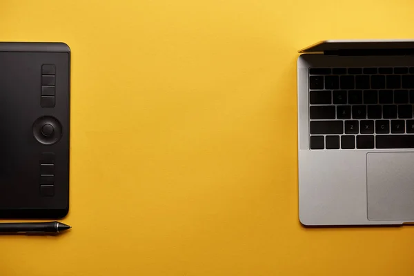 Bovenaanzicht Van Geopende Laptop Afbeeldingen Tablet Gele Ondergrond — Stockfoto