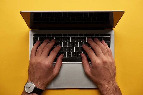 Tiro Recortado Homem Usando Laptop Superfície Amarela — Fotografia de Stock