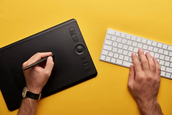 Recortado Dibujo Diseñador Con Gráficos Tableta Teclado Superficie Amarilla — Foto de Stock