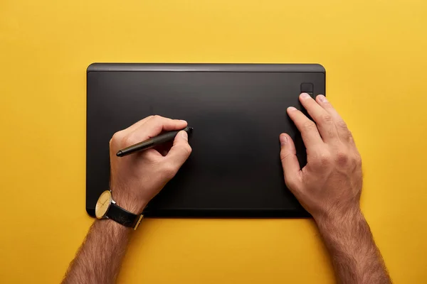 Cropped Shot Designer Drawing Graphics Tablet Yellow Surface — Stock Photo, Image