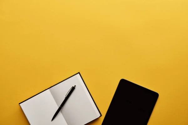 Bovenaanzicht Van Geopende Notebook Tablet Gele Ondergrond — Gratis stockfoto