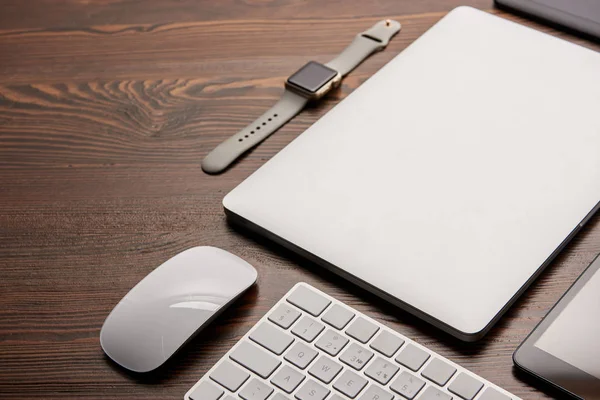 Close Shot Different Wireless Devices Wooden Desk — Free Stock Photo