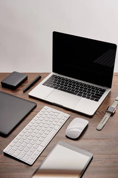 Laptop Com Outros Vários Gadgets Local Trabalho Designer Gráficos — Fotografia de Stock