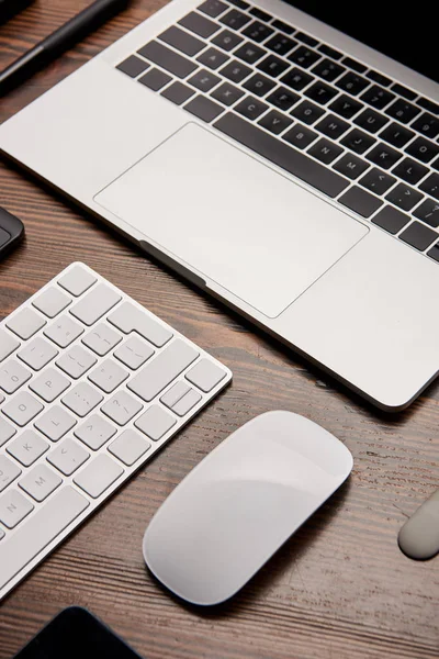 Close Shot Laptop Other Different Gadgets Work Desk — Stock Photo, Image