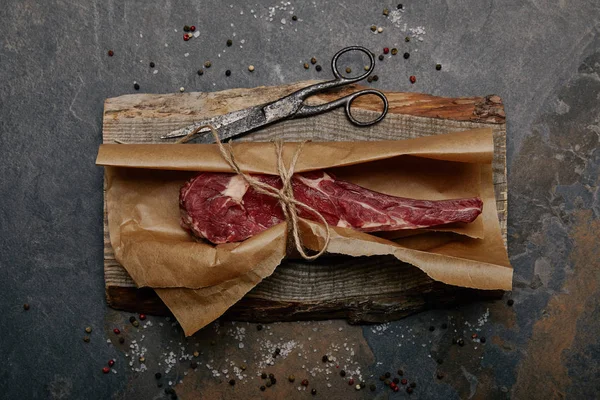 Pohled Shora Surového Steaku Zabalený Pečící Papír Dřevěné Desce Kořením — Stock fotografie