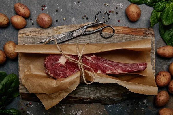 Ansicht Von Roh Rib Eye Steak Backpapier Gewickelt Auf Holzplatte — Stockfoto