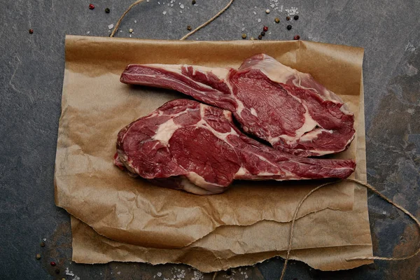 Ansicht Von Roh Rib Eye Steaks Auf Backpapier Mit Gewürzen — Stockfoto