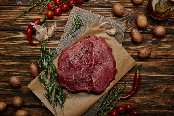 Deitado Plano Com Carne Crua Papel Manteiga Com Legumes Alecrim — Fotografia de Stock