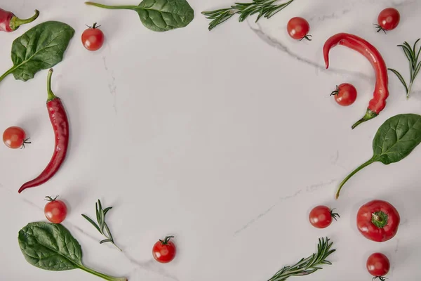 新鮮な野菜やハーブの白い背景の上に平らに横たわっていたフレーム  — 無料ストックフォト