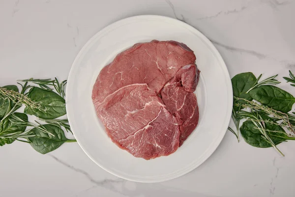 Top View Fresh Raw Meat Plate Herbs White Background — Foto Stok Gratis