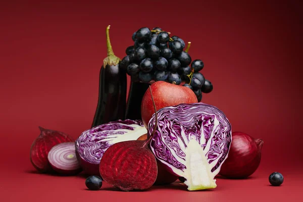 Close View Sliced Cabbage Beetroot Onions Eggplants Apple Grapes Red — Stock Photo, Image