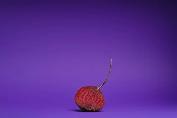 Frische Reife Bio Halbierte Rote Bete Auf Violettem Hintergrund — kostenloses Stockfoto