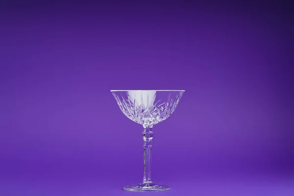 Vue Rapprochée Seul Verre Vide Sur Fond Violet — Photo