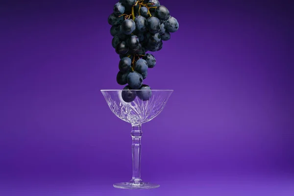 Bunch Fresh Ripe Grapes Glass Purple Background — Stock Photo, Image