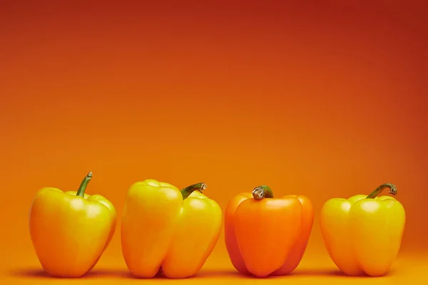 Vergrote Weergave Van Verse Biologische Paprika Oranje Achtergrond — Stockfoto