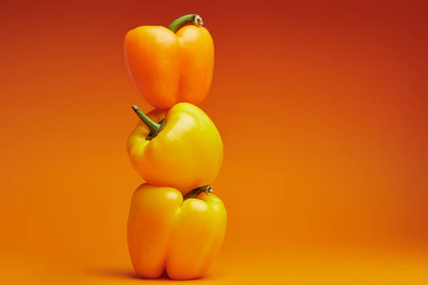 Pimientos Frescos Maduros Sobre Fondo Naranja — Foto de Stock