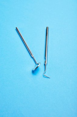 mavi yüzeyinde diş ağız ayna ve sonda görünümü kadar kapatın