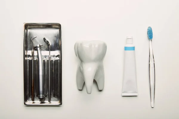 Leigos Planos Com Instrumentos Dentários Inoxidáveis Recipiente Modelo Dente Escova — Fotografia de Stock