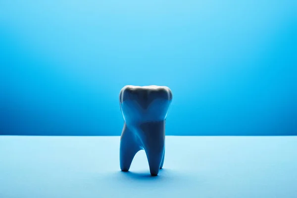 Nahaufnahme Des Weißen Zahnmodells Auf Blauem Hintergrund — Stockfoto