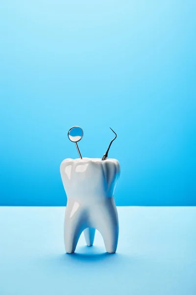 Vista Perto Modelo Dente Espelho Dental Sonda Fundo Azul — Fotografia de Stock
