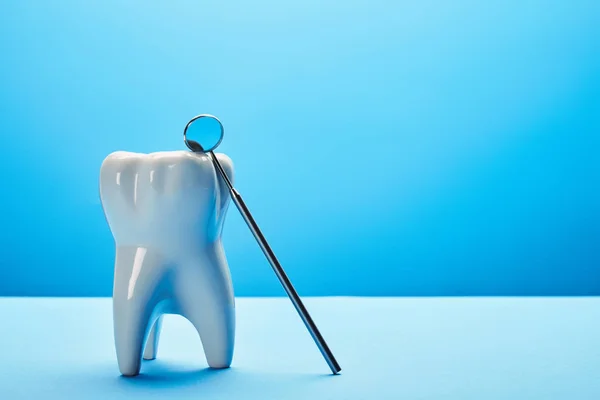 Vista Cerca Del Modelo Dientes Espejo Bucal Dental Fondo Azul —  Fotos de Stock