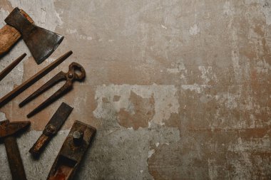 Eski arka plan üzerinde vintage paslı aletleri üstten görünüm
