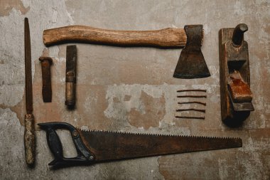 Düz dizi vintage paslı marangozluk araç eski arka plan üzerinde yatıyordu
