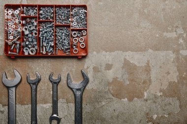 Eski düz lay anahtarı araçlarına ve arka plan üzerindeki kutu ile yüzey