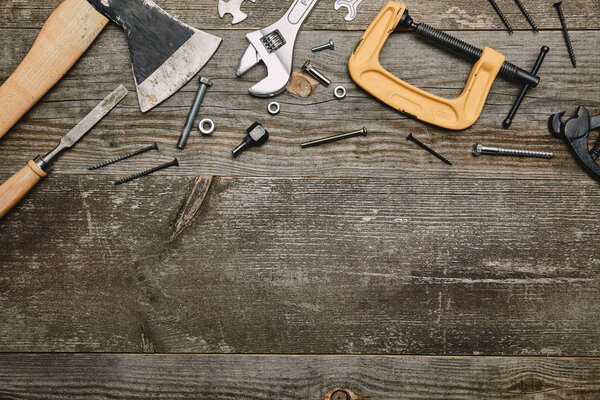 Верхний вид различных столярных инструментов на деревянном фоне
