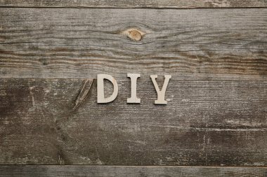 Ahşap DIY işareti üstten görünüm ahşap arka plan üzerinde