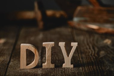 DIY işaret günlükleri arka plan üzerinde koyu ahşap masa üstünde, yakın çekim