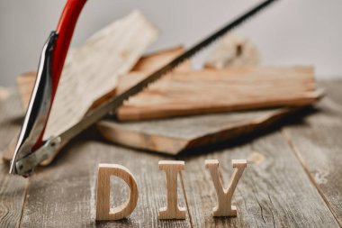DIY Ahşap Masa, günlükleri ve demir testeresi arka planda tabelada, yakın çekim