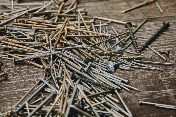 Nahaufnahme Von Nägeln Und Schrauben Werkzeuge Auf Holztisch — Stockfoto