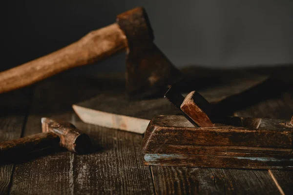 Nahaufnahme Von Axt Hämmern Und Holzstämmen Auf Holztisch Vor Grauem — Stockfoto