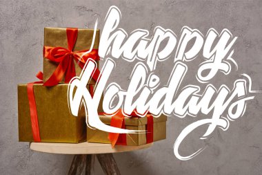 Altın Noel hediye kutuları gri yakınındaki sandalyeye odasında 