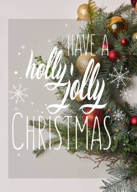 beyaz ile izole kırmızı ve altın baubles ile Noel köknar çelenk görünümünü en iyi 
