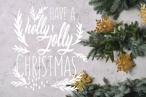 雪の結晶と灰色の壁に掛かっている手作りのクリスマス ツリーの画像をトリミング ヒイラギがある陽気なクリスマス インスピレーション  — 無料ストックフォト