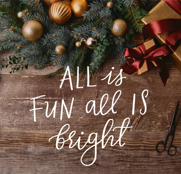 楽しいは すべて すべてが明るい インスピレーションの木製テーブルの上クリスマス ギフト用の箱 モミのリース リボン スプール はさみのトップ ビュー — ストック写真