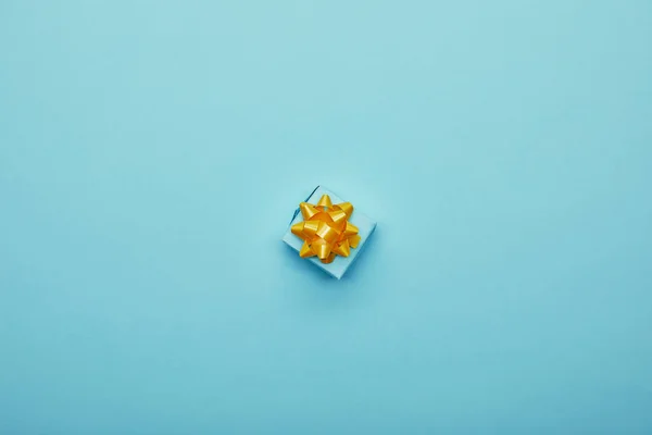Top View Bright Gift Box Golden Bow Blue Background — Stock Photo, Image