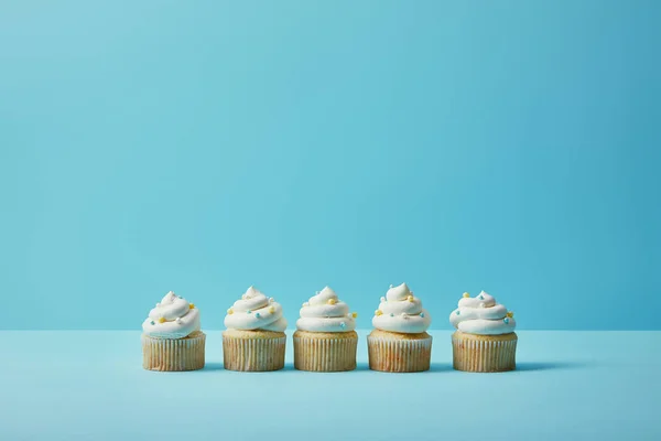Deliciosos Cupcakes Com Polvilhas Açúcar Fundo Azul — Fotografia de Stock