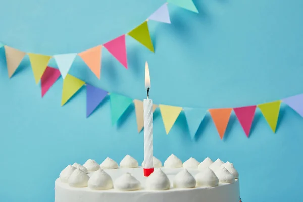 Vela Delicioso Bolo Aniversário Fundo Azul Com Bunting — Fotografia de Stock