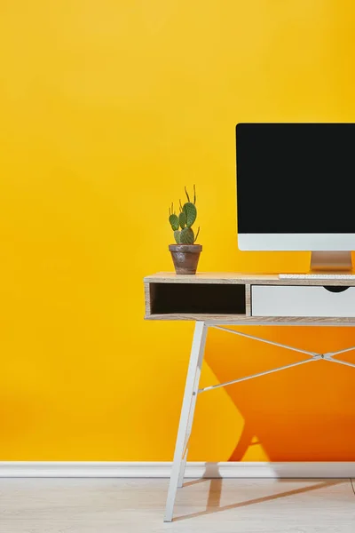 Saksı Bilgisayar Sarı Duvarının Yakınında Ahşap Masa Başında Kaktüs — Stok fotoğraf