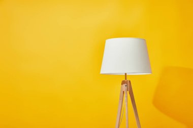 Parlak sarı zemin üzerine minimalist lamba
